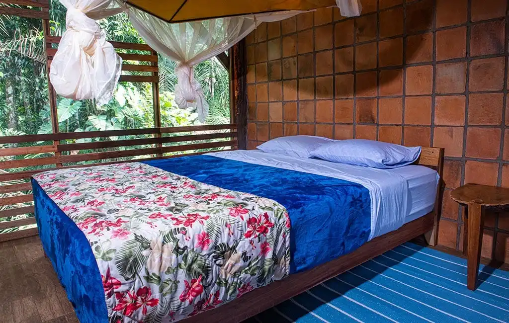 Habitación con cama matrimonial en Jamu Lodge