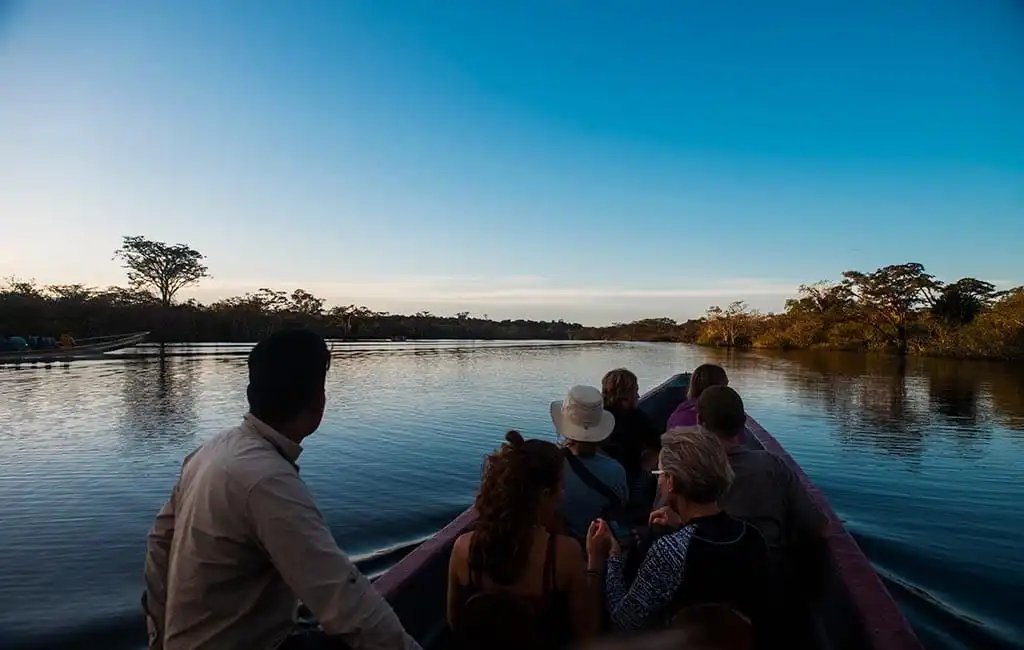 Turistas paseando en canoa por Cuyabeno
